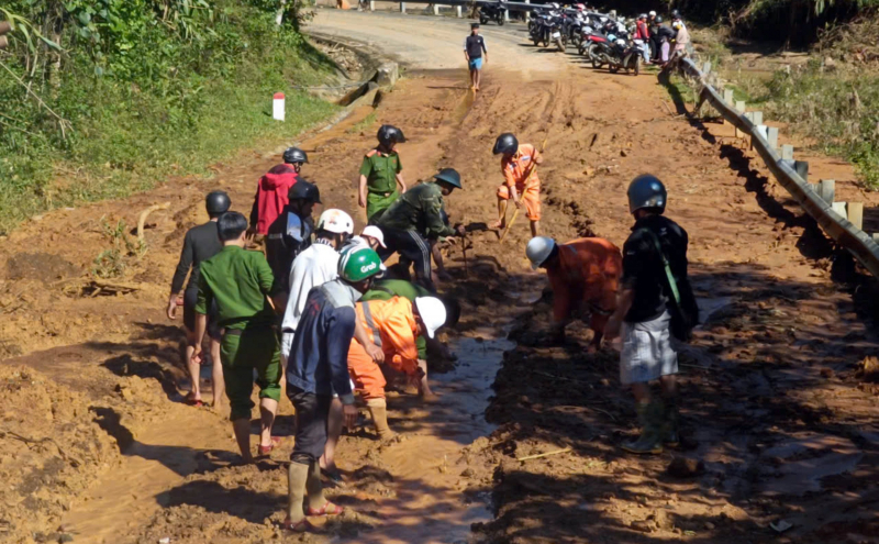 Quà của Bộ Công an đến với đồng bào vùng bị chia cắt ở vùng biên giới Đà Nẵng -0