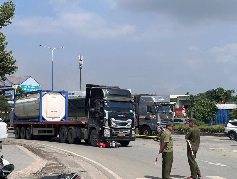 Xe đầu kéo va chạm với xe máy, 3 người tử vong -0