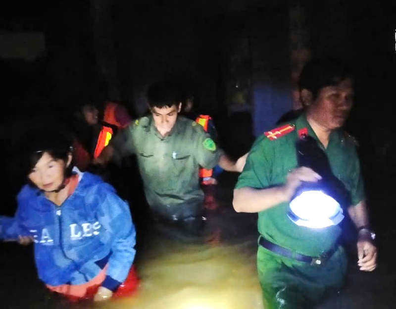 Nửa đêm, Công an tới từng nhà hỗ trợ di dời người dân  -0