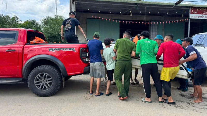 Nửa đêm, Công an tới từng nhà hỗ trợ di dời người dân  -0