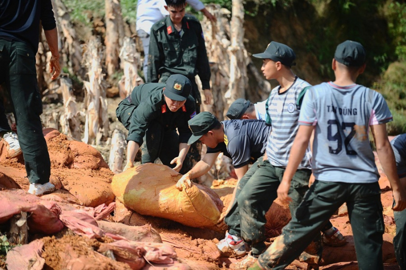 Cảnh sát Cơ động xung kích cứu hồ hồ 1,7 triệu m3 nước -0