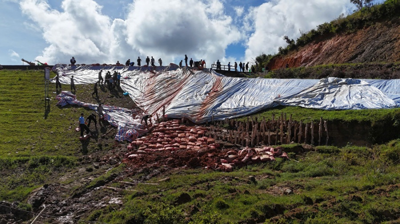 Cảnh sát Cơ động xung kích cứu hồ hồ 1,7 triệu m3 nước -1