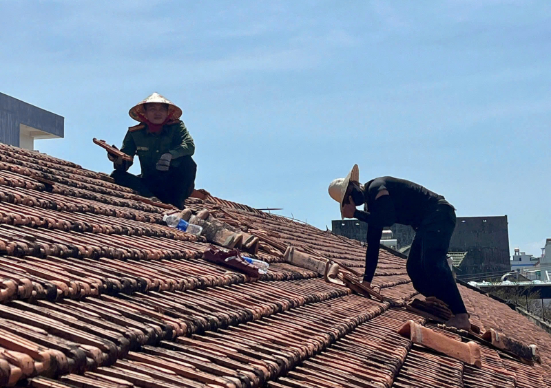 Lực lượng Công an giúp gia đình chính sách, neo người   khắc phục nhà sau bão -0