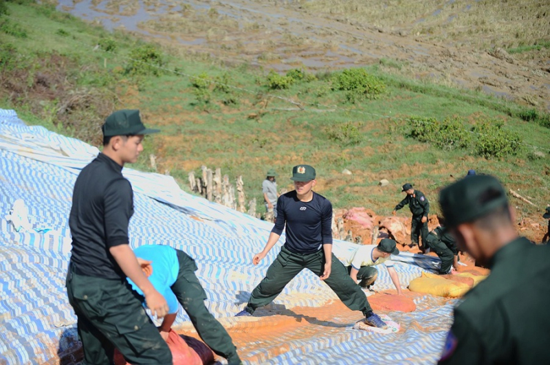 Cảnh sát Cơ động xung kích cứu hồ hồ 1,7 triệu m3 nước -3