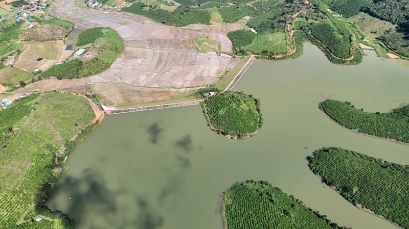 Cơ bản khống chế sự cố nứt đập ở hồ 1,7 triệu m3 nước -0