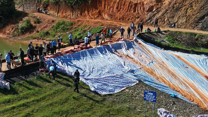 Cảnh sát Cơ động xung kích cứu hồ hồ 1,7 triệu m3 nước -5