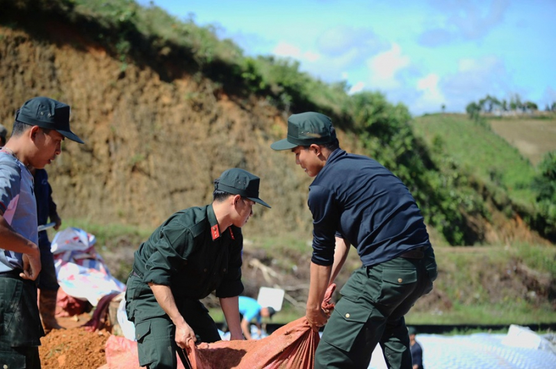 Cảnh sát Cơ động xung kích cứu hồ hồ 1,7 triệu m3 nước -6