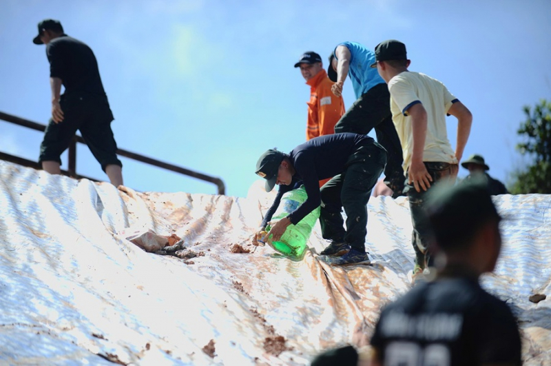 Cảnh sát Cơ động xung kích cứu hồ hồ 1,7 triệu m3 nước -7