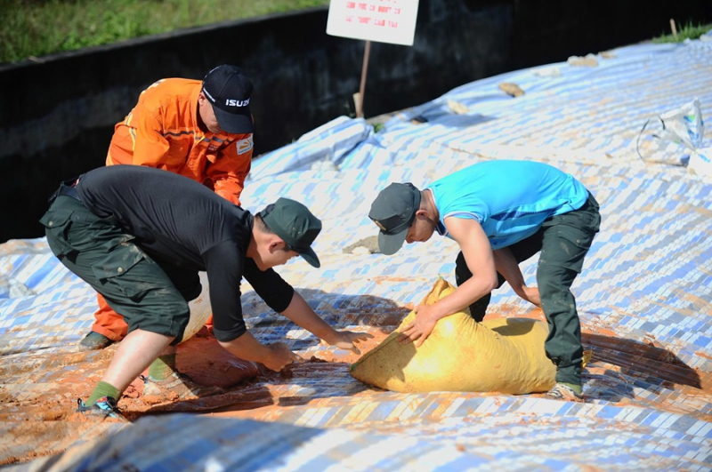 Cảnh sát Cơ động xung kích cứu hồ hồ 1,7 triệu m3 nước -9