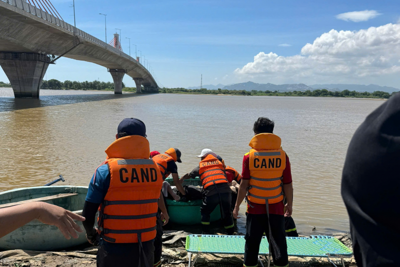 Tìm thấy thi thể nam thanh niên nhảy từ cầu An Đông xuống dòng sông Dinh -0