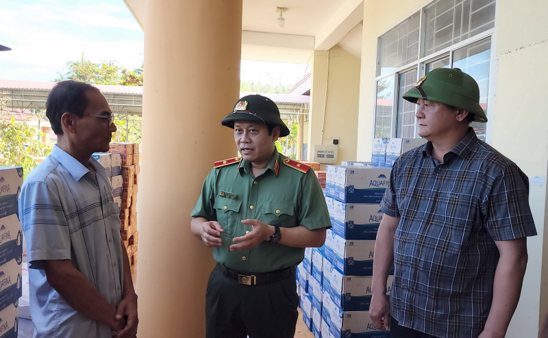 Ấm áp nghĩa tình 60 tấn hàng cứu trợ của Bộ Công an đến với người dân vùng bão lũ Đắk Lắk, Gia Lai -0