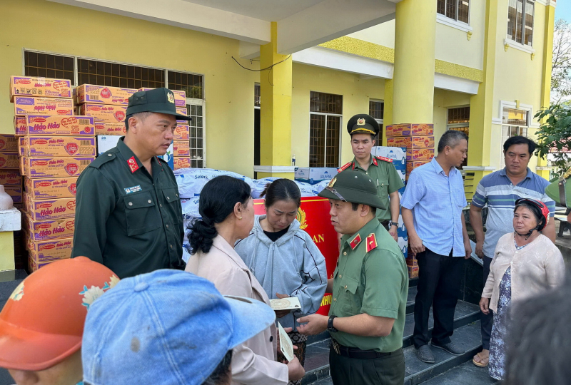 Ấm áp nghĩa tình 60 tấn hàng cứu trợ của Bộ Công an đến với người dân vùng bão lũ Đắk Lắk, Gia Lai -0