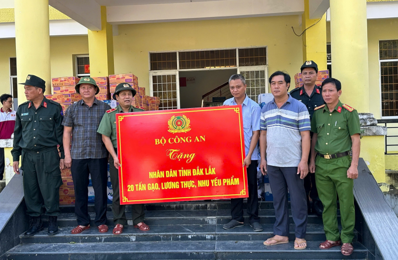 Ấm áp nghĩa tình 60 tấn hàng cứu trợ của Bộ Công an đến với người dân vùng bão lũ Đắk Lắk, Gia Lai -0
