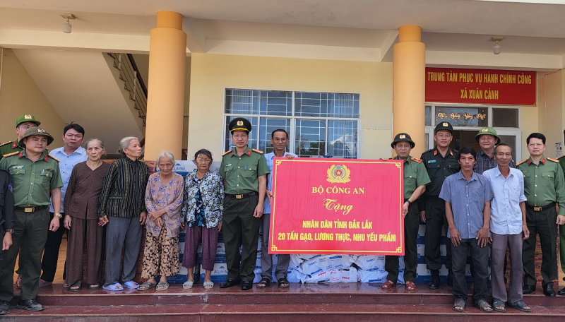 Ấm áp nghĩa tình 60 tấn hàng cứu trợ của Bộ Công an đến với người dân vùng bão lũ Đắk Lắk, Gia Lai -0