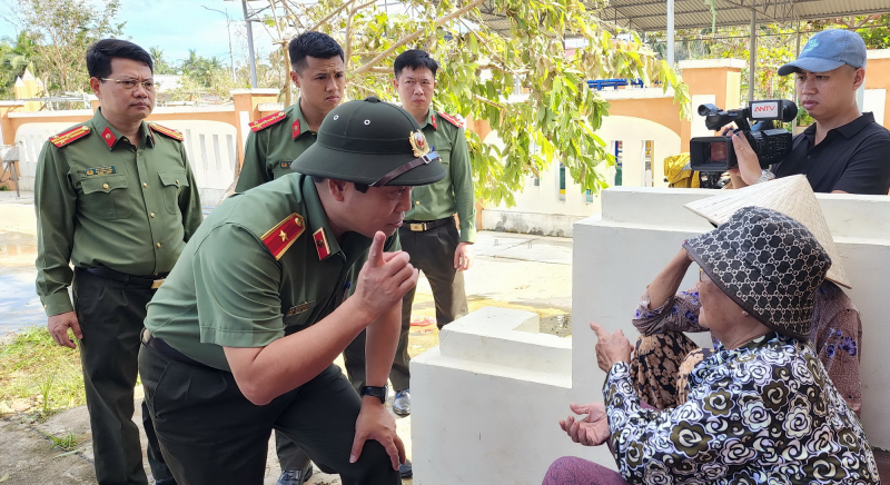 Ấm áp nghĩa tình 60 tấn hàng cứu trợ của Bộ Công an đến với người dân vùng bão lũ Đắk Lắk, Gia Lai -0