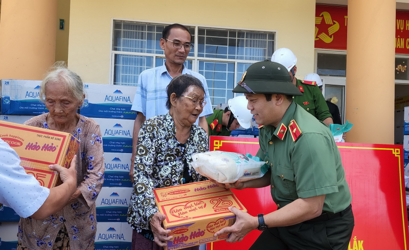 Ấm áp nghĩa tình 60 tấn hàng cứu trợ của Bộ Công an đến với người dân vùng bão lũ Đắk Lắk, Gia Lai -0