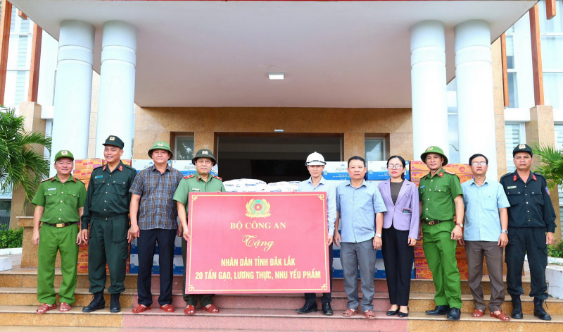 Ấm áp nghĩa tình 60 tấn hàng cứu trợ của Bộ Công an đến với người dân vùng bão lũ Đắk Lắk, Gia Lai -0