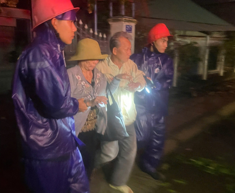 Vợ chồng già bị sập nhà trong đêm bão được lực lượng Công an giải cứu kịp thời -0