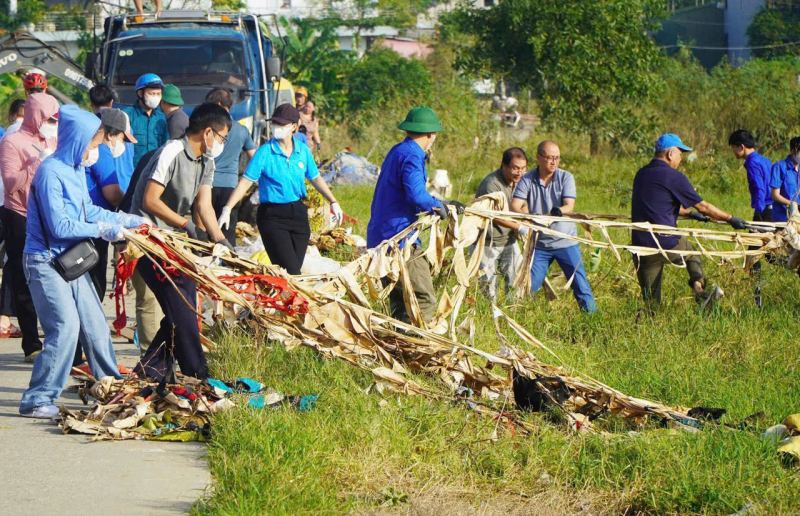 Hơn 5.000 người tham gia dọn dẹp vệ sinh sau mưa lũ lịch sử ở TP Huế -0
