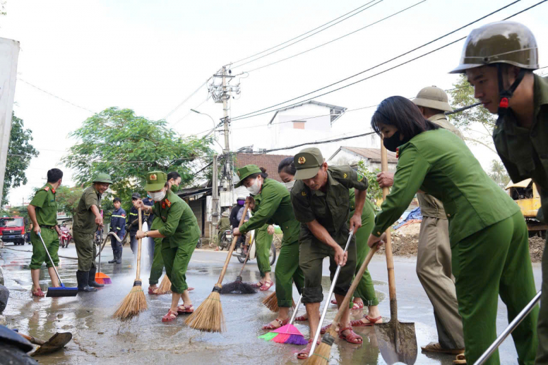 Hơn 5.000 người tham gia dọn dẹp vệ sinh sau mưa lũ lịch sử ở TP Huế -0
