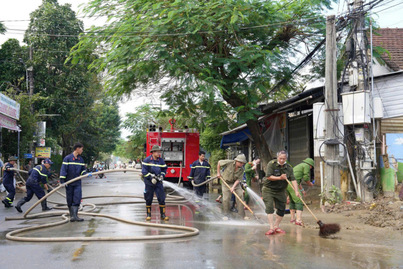 Hơn 5.000 người tham gia dọn dẹp vệ sinh sau mưa lũ lịch sử ở TP Huế -1
