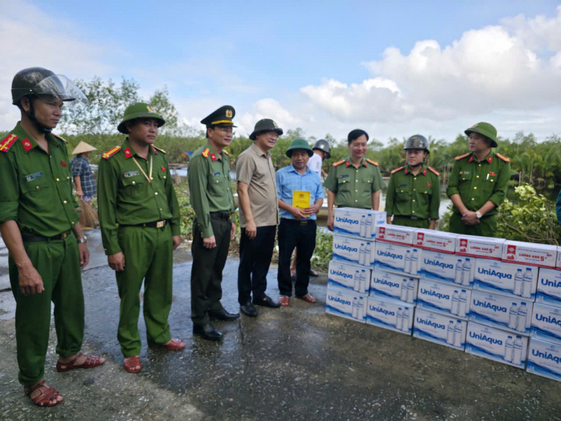 Hơn 5.000 người tham gia dọn dẹp vệ sinh sau mưa lũ lịch sử ở TP Huế -0