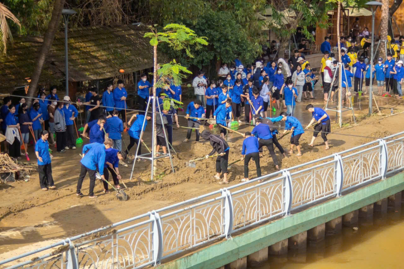 Hơn 5.000 người tham gia dọn dẹp vệ sinh sau mưa lũ lịch sử ở TP Huế -0