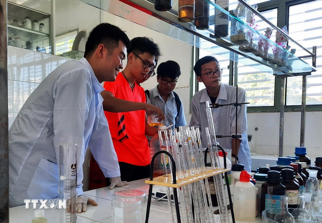 Kết luận của Bộ Chính trị về tuyển dụng, bố trí, sử dụng, đãi ngộ cán bộ -0