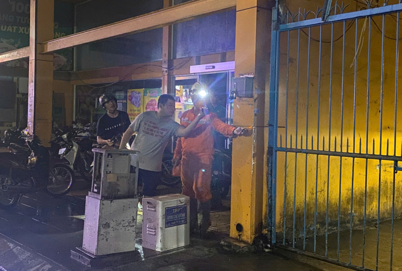 TP Hồ Chí Minh: Một thanh niên nghi bị điện giật tử vong khi đi qua đường ngập nước  -0