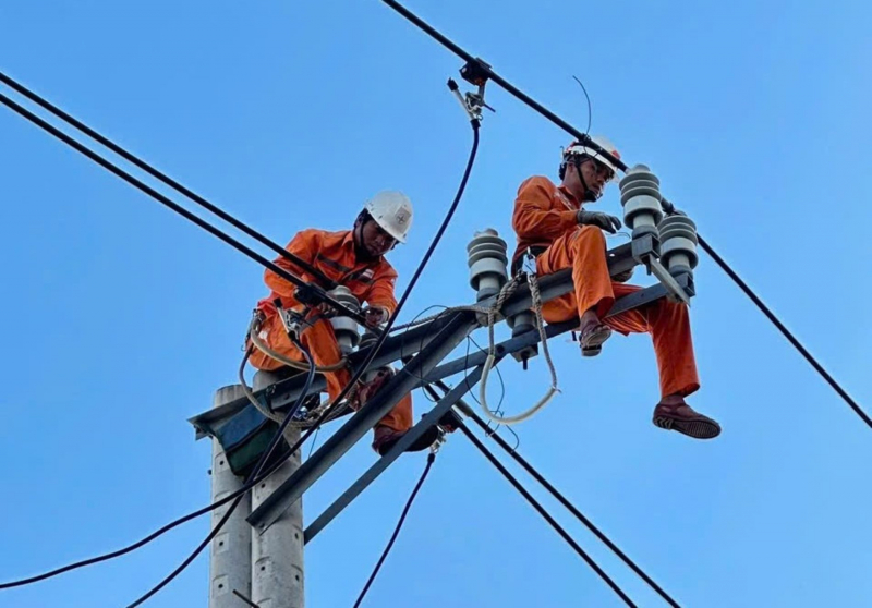 EVNCPC tăng cường thêm 1.000 nhân lực hỗ trợ Gia Lai, Đắk Lắk khôi phục lưới điện sau bão số 13 (Kalmaegi) -1