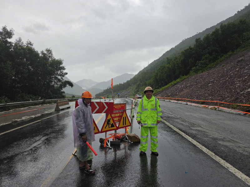 Tổ chức lưu thông tạm thời trên cao tốc La Sơn – Hòa Liên: Chỉ cho phép xe di chuyển ban ngày -0