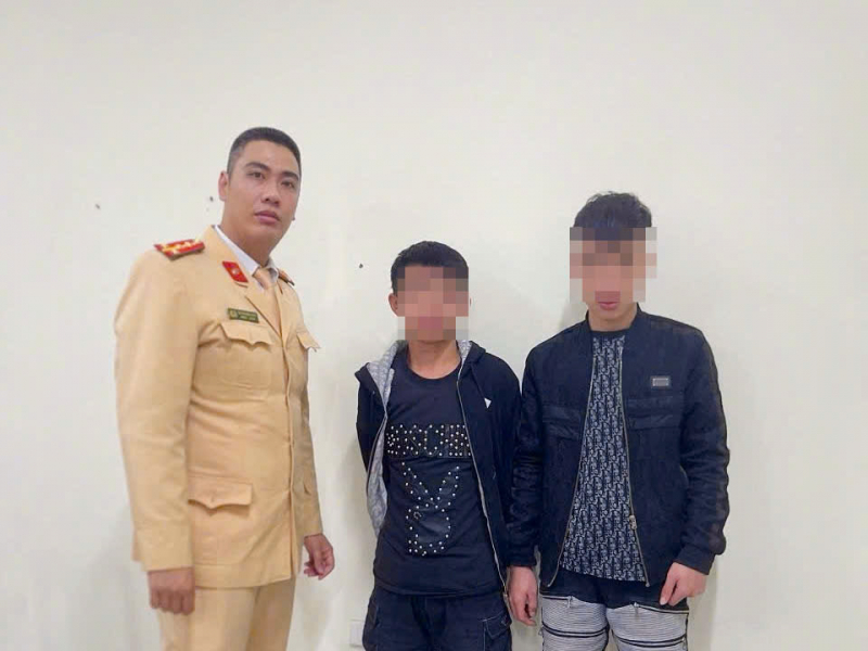 Đôi bạn nghiện rủ nhau đi mua ma túy  bị CSGT bắt giữ -0