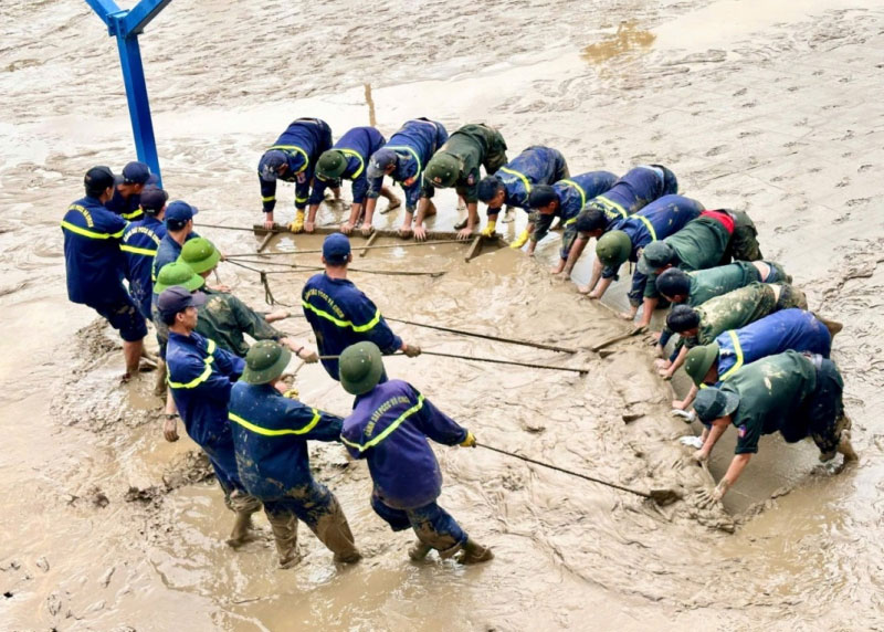 Màu sắc phục trong cơn lũ dữ -0