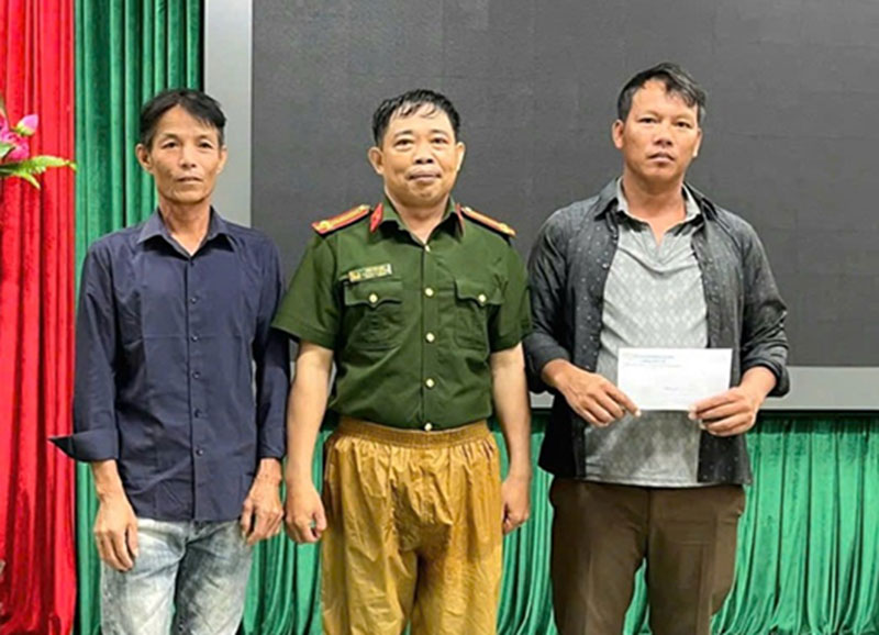 Màu sắc phục trong cơn lũ dữ -0