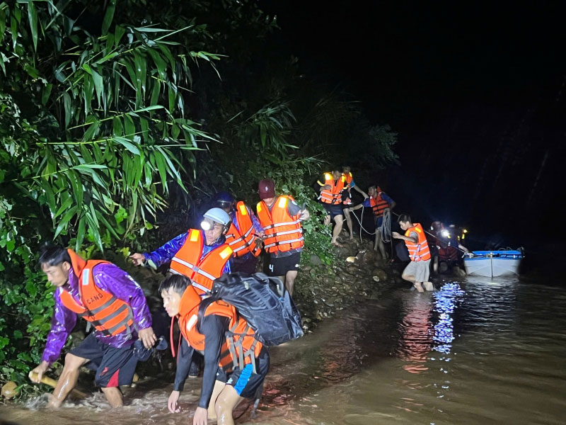 Màu sắc phục trong cơn lũ dữ -0