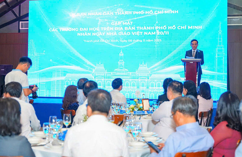 ہو چی منہ سٹی پارٹی کے سیکرٹری ٹران لو کوانگ نے یونیورسٹی کے رہنماؤں کی طرف سے اٹھائے گئے ہر مسئلے کا جواب دیا -0