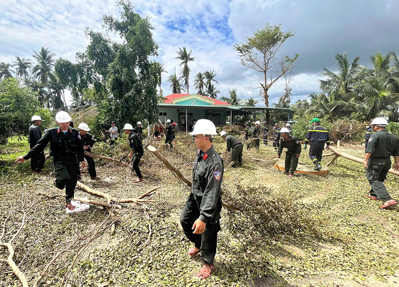 Công an Đắk Lắk nỗ lực giúp dân sớm trở lại cuộc sống bình thường -1