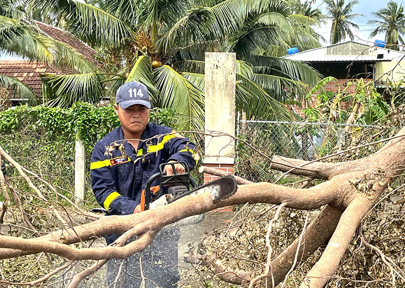 Công an Đắk Lắk nỗ lực giúp dân sớm trở lại cuộc sống bình thường -1