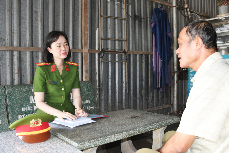 Nữ Phó trưởng Công an xã hết lòng vì công việc -0