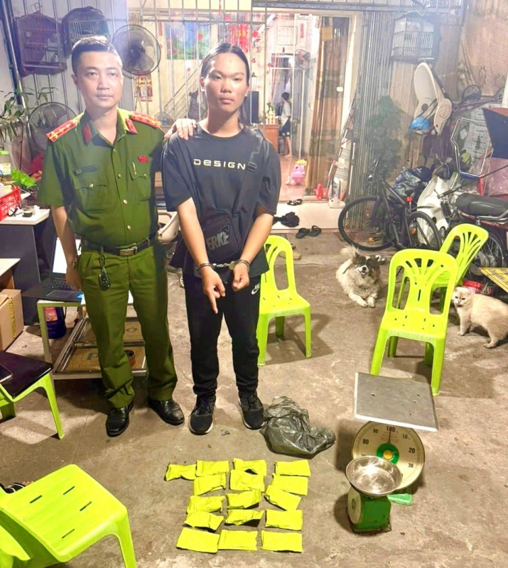 Khởi tố 5 đối tượng vận chuyển bạc qua biên giới -0