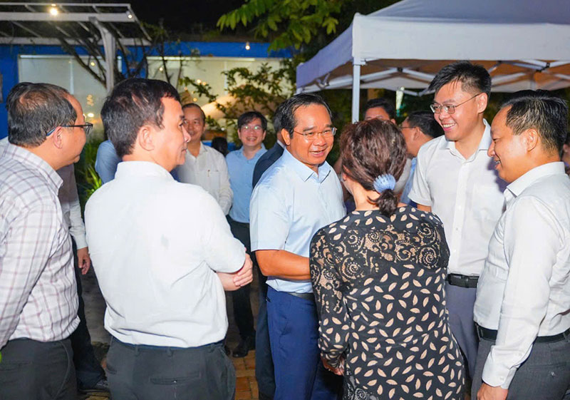 ہو چی منہ سٹی پارٹی کے سیکرٹری ٹران لو کوانگ نے یونیورسٹی کے رہنماؤں کی طرف سے اٹھائے گئے ہر مسئلے کا جواب دیا -0