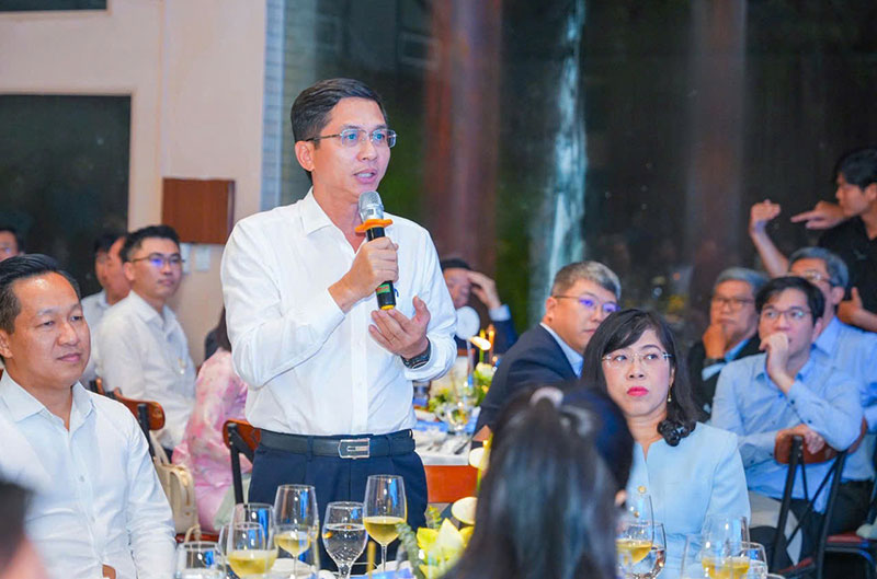 ہو چی منہ سٹی پارٹی کے سکریٹری ٹران لو کوانگ نے یونیورسٹی کے رہنماؤں کی طرف سے اٹھائے گئے ہر مسئلے کا جواب دیا۔