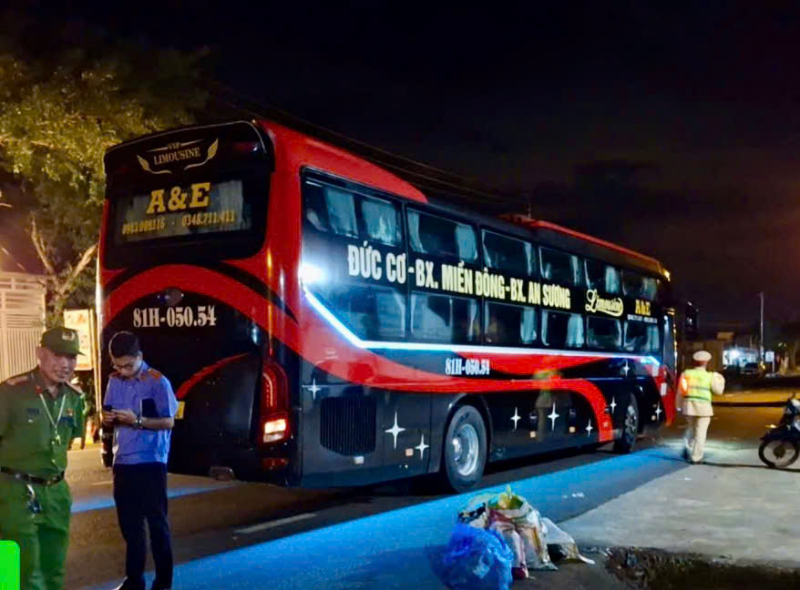 Xe khách va chạm xe máy, 2 vợ chồng tử vong -0