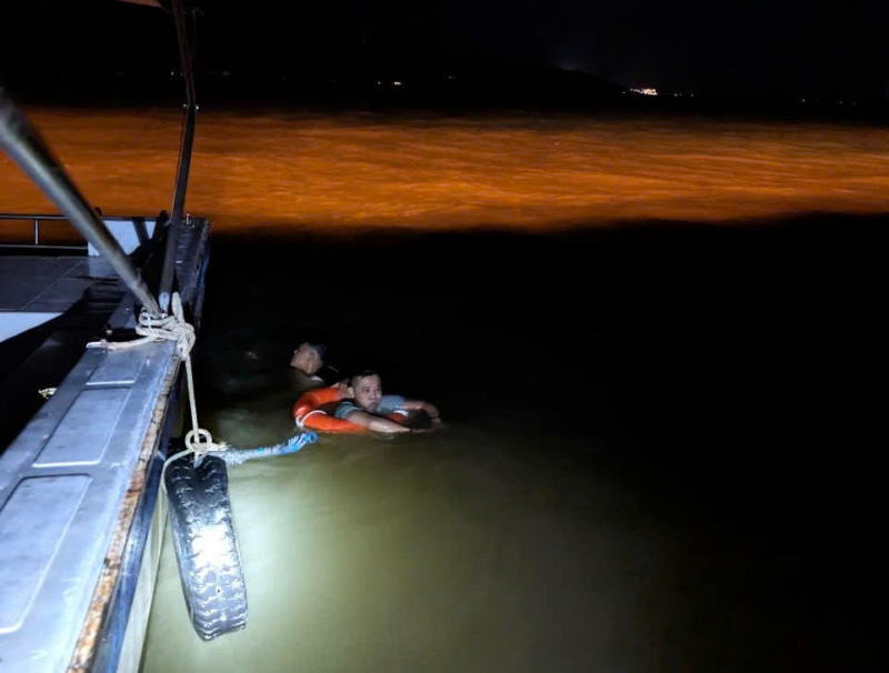 Cứu người đàn ông nhảy cầu tự vẫn chỉ vì... cãi nhau với vợ -0