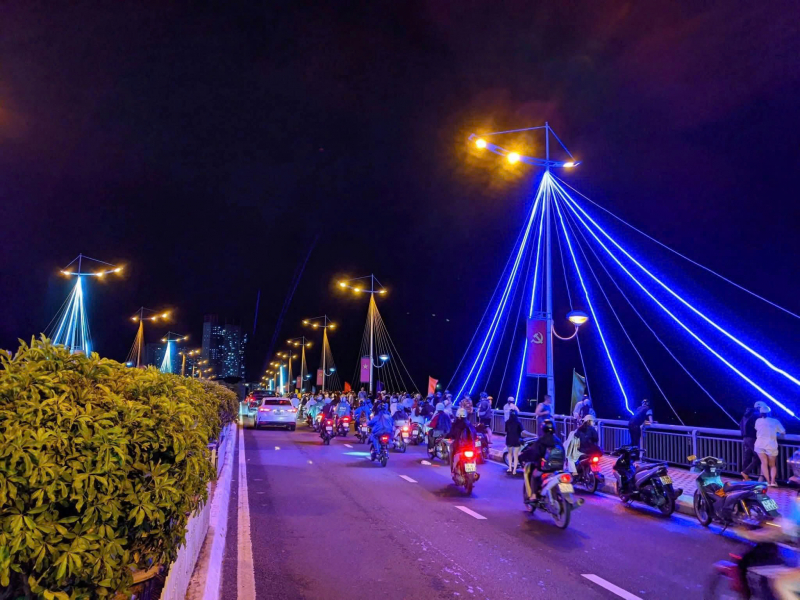 Cứu người đàn ông nhảy cầu tự vẫn chỉ vì... cãi nhau với vợ -0