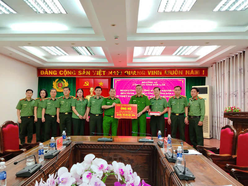 Công an tỉnh Khánh Hòa hỗ trợ 200 triệu đồng cho Công an Đắk Lắk góp phần khắc phục hậu quả bão lũ -0