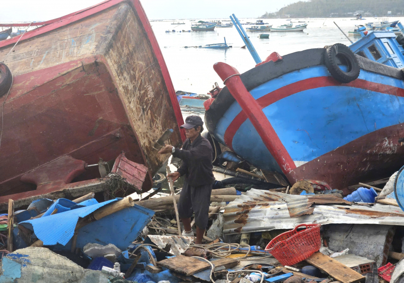 După furtuna nr. 13, pescarii din Dak Lak se grăbesc să repare bărcile pentru a se întoarce pe mare -0