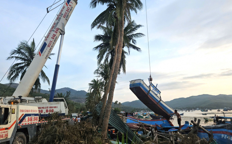 După furtuna nr. 13, pescarii din Dak Lak se grăbesc să repare bărcile pentru a se întoarce pe mare -0