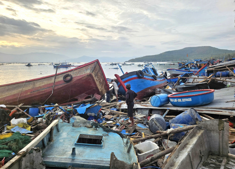 După furtuna nr. 13, pescarii din Dak Lak se grăbesc să repare bărcile pentru a se întoarce pe mare -0