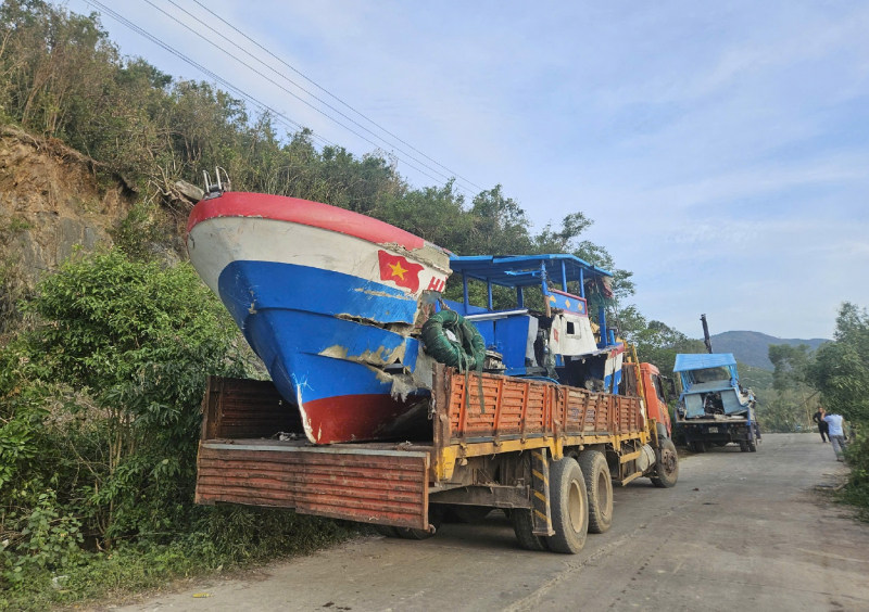 După furtuna nr. 13, pescarii din Dak Lak se grăbesc să repare bărcile pentru a se întoarce pe mare -0